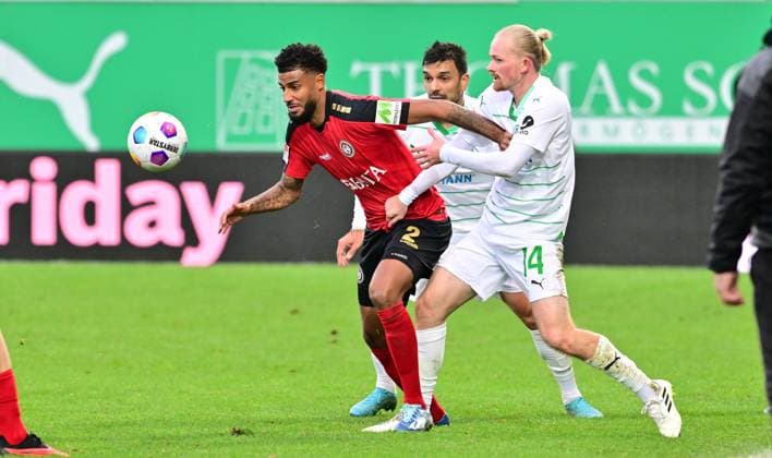 26 11 2023 Soccer Season 2023 2024 2 Soccer Bundesliga 14 Matchday SpVgg Greuther Fürth Kleeblatt SV Wehen Wiesbaden SVWW Sportfoto Zink MeZi xmexzix DFL regulations prohibit any use of photographs as image sequences and or quasi video only for editorial use Martin Angha 2, SV Wehen 1926 Wiesbaden SVWW, left Jomaine Consbruch 14, SpVgg Greuther Fürth in front Oussama Haddadi 5, SpVgg Greuther Fürth