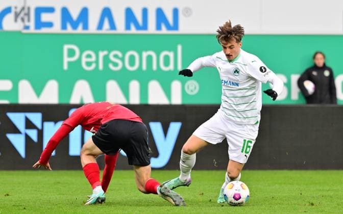 26 11 2023 Soccer Season 2023 2024 2 Soccer Bundesliga 14 Matchday SpVgg Greuther Fürth Kleeblatt SV Wehen Wiesbaden SVWW Sportfoto Zink MeZi xmexzix DFL regulations prohibit any use of photographs as image sequences and or quasi video only for editorial use Lukas Petkov 16, SpVgg Greuther Fürth, right