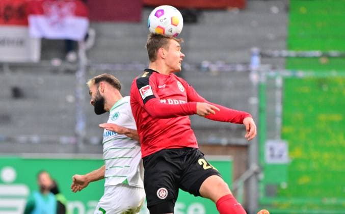26 11 2023 Soccer Season 2023 2024 2 Soccer Bundesliga 14 Matchday SpVgg Greuther Fürth Kleeblatt SV Wehen Wiesbaden SVWW Sportfoto Zink xwoxzix DFL regulations prohibit any use of photographs as image sequences and or quasi video only for editorial use Simon Asta 2, SpVgg Greuther Fürth in header duel with Lasse Günther Guenther 29, SV Wehen 1926 Wiesbaden SVWW
