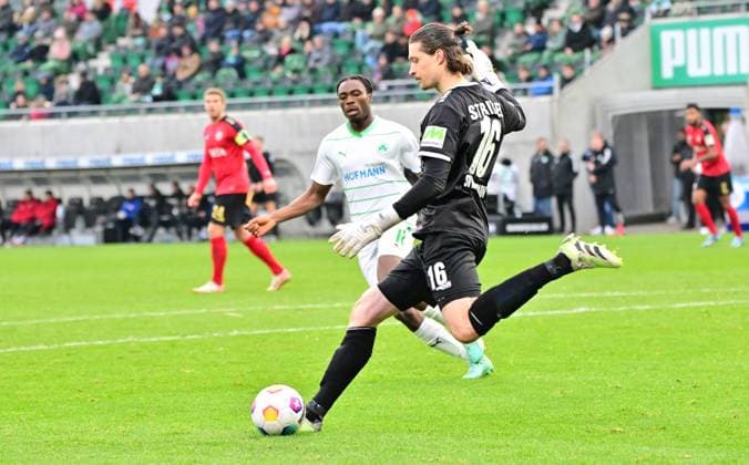 26 11 2023 Soccer Season 2023 2024 2 Soccer Bundesliga 14 Matchday SpVgg Greuther Fürth Kleeblatt SV Wehen Wiesbaden SVWW Sportfoto Zink xwoxzix DFL regulations prohibit any use of photographs as image sequences and or quasi video only for editorial use Florian Stritzel 16, SV Wehen 1926 Wiesbaden SVWW before Dickson Abiama 11, SpVgg Greuther Fürth