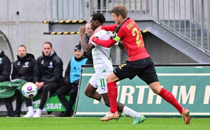 26 11 2023 Soccer Season 2023 2024 2 Soccer Bundesliga 14 Matchday SpVgg Greuther Fürth Kleeblatt SV Wehen Wiesbaden SVWW Sportfoto Zink xwoxzix DFL regulations prohibit any use of photographs as image sequences and or quasi video only for editorial use Dickson Abiama 11, SpVgg Greuther Fürth Marcus Mathisen 24, SV Wehen 1926 Wiesbaden SVWW