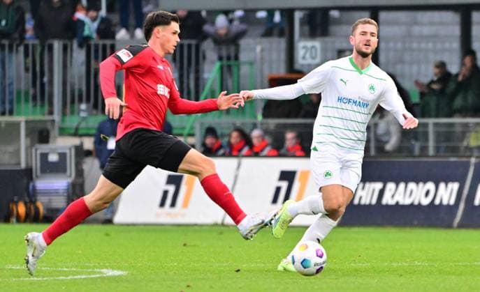 26 11 2023 Soccer Season 2023 2024 2 Soccer Bundesliga 14 Matchday SpVgg Greuther Fürth Kleeblatt SV Wehen Wiesbaden SVWW Sportfoto Zink xwoxzix DFL regulations prohibit any use of photographs as image sequences and or quasi video only for editorial use John Iredale 33, SV Wehen 1926 Wiesbaden SVWW Dennis Srbeny 7, SpVgg Greuther Fürth