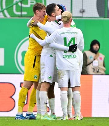 26 11 2023 Soccer Season 2023 2024 2 Soccer Bundesliga 14 Matchday SpVgg Greuther Fürth Kleeblatt SV Wehen Wiesbaden SVWW Sportfoto Zink xwoxzix DFL regulations prohibit any use of photographs as image sequences and or quasi video only for editorial use Jonas Urbig 40, SpVgg Greuther Fürth Damian Michalski 4, SpVgg Greuther Fürth Jomaine Consbruch 14, SpVgg Greuther Fürth Jubel Freude nach Spielende