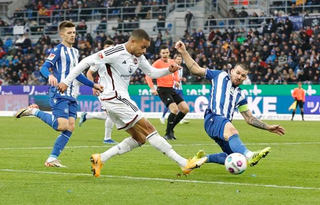 26 11 2023 Soccer Season 2023 2024 2 Soccer Bundesliga 14 Matchday Karlsruher SC KSC 1 FC Nürnberg FCN Club Sportfoto Zink DaMa xdaxmax DFL regulations prohibit any use of photographs as image sequences and or quasi video only for editorial use Jan Gyamerah 28, 1 FC Nürnberg FCN flankt Flanke