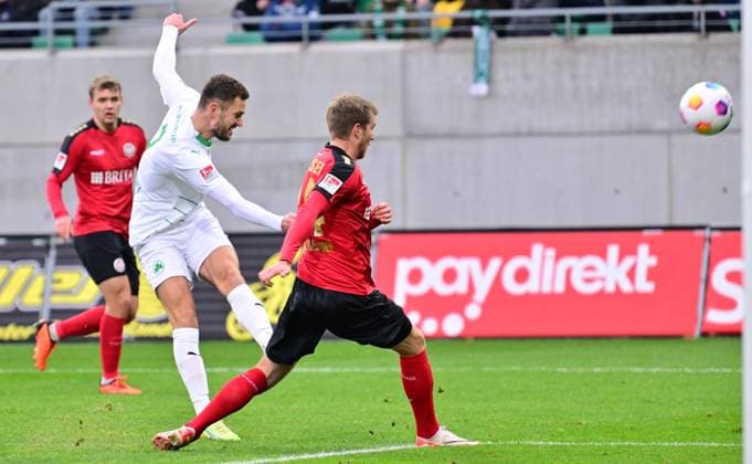 26 11 2023 Soccer Season 2023 2024 2 Soccer Bundesliga 14 Matchday SpVgg Greuther Fürth Kleeblatt SV Wehen Wiesbaden SVWW Sportfoto Zink xwoxzix DFL regulations prohibit any use of photographs as image sequences and or quasi video only for editorial use Dennis Srbeny 7, SpVgg Greuther Fürth Franko Kovacevic 14, SV Wehen 1926 Wiesbaden SVWW