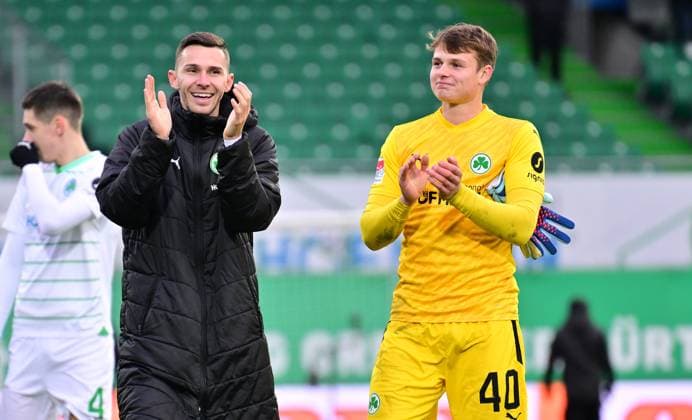 26 11 2023 Soccer Season 2023 2024 2 Soccer Bundesliga 14 Matchday SpVgg Greuther Fürth Kleeblatt SV Wehen Wiesbaden SVWW Sportfoto Zink xwoxzix DFL regulations prohibit any use of photographs as image sequences and or quasi video only for editorial use Branimir Hrgota 10 SpVgg Greuther Fürth Jonas Urbig 40, SpVgg Greuther Fürth Jubel Freude nach Spielende