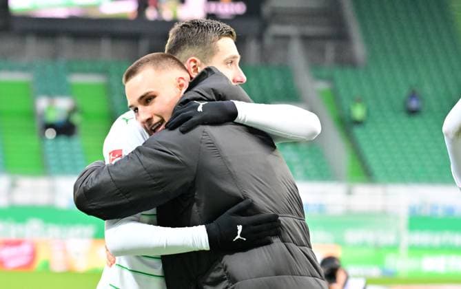 26 11 2023 Soccer Season 2023 2024 2 Soccer Bundesliga 14 Matchday SpVgg Greuther Fürth Kleeblatt SV Wehen Wiesbaden SVWW Sportfoto Zink MeZi xmexzix DFL regulations prohibit any use of photographs as image sequences and or quasi video only for editorial use Tim Lemperle 19, SpVgg Greuther Fürth in front of Damian Michalski 4, SpVgg Greuther Fürth Cheering joy after the end of the match