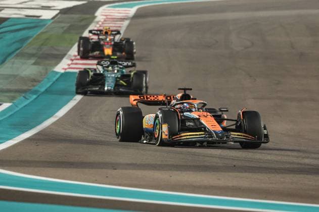 81 PIASTRI Oscar (aus), McLaren F1 Team MCL60, action during the 2023 Formula 1 Etihad Airways Abu Dhabi Grand Prix, 22th round of the 2023 Formula One World Championship, WM, Weltmeisterschaft from November 24 to 26, 2023 on the Yas Marina Circuit, in Abu Dhabi - F1 - ABU DHABI GRAND PRIX 2023 - RACE DPPI Panoramic  G0OD5652 copie