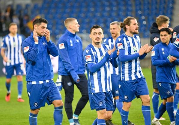 Paul Nebel Karlsruher SC, 26, center and his teammates during the lap of honor, GER, Karlsruher SC vs 1 FC Nuernberg, Sport, Soccer, Men, 2 Bundesliga, Matchday 14, Season 2023 2024, 26 11 2023, DFL REGULATES PROHIBIT ANY USE OF PHOTOGRAPHS AS IMAGE SEQUENCES AND OR QUASI VIDEO GER, Karlsruher SC vs 1 FC Nuernberg, Sport, Football, Men, 2 Bundesliga, Matchday 14, Season 2023 2024, 26 11 2023, Karlsruhe Copyright: xEibner-Pressefoto SilasxSchuellex EP_SSR