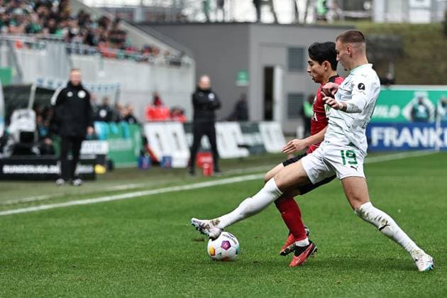 Tim Lemperle, SGF, and Lee Hyun Ju, SVWW, in the first round match of the 2023 2024 season between SpVgg Greuther Fürth and SV Wehen Wiesbaden 2 0 in Fürth 26 11 2023