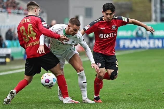 Tim Lemperle, SGF, and Lee Hyun Ju, SVWW, in the first round match of the 2023 2024 season between SpVgg Greuther Fürth and SV Wehen Wiesbaden 2 0 in Fürth 26 11 2023
