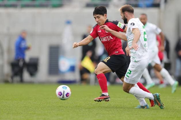 Lee Hyun Ju, SVWW, and Simon Asta, SGF, in the first round match of the 2023 2024 season between SpVgg Greuther Fürth and SV Wehen Wiesbaden 2 0 in Fürth 26 11 2023
