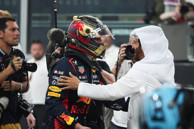 VERSTAPPEN Max (ned), Red Bull Racing RB19, portrait celebrates his victory during the 2023 Formula 1 Etihad Airways Abu Dhabi Grand Prix, 22th round of the 2023 Formula One World Championship, WM, Weltmeisterschaft from November 24 to 26, 2023 on the Yas Marina Circuit, in Abu Dhabi - F1 - ABU DHABI GRAND PRIX 2023 - RACE DPPI Panoramic  G0OD6368 copie