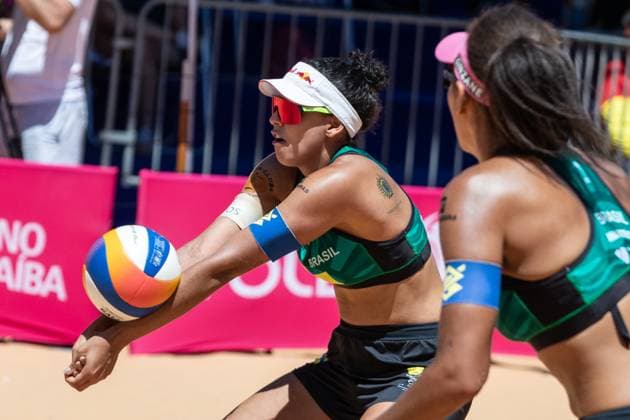 (231126) -- JOAO PESSOA, Nov. 26, 2023 -- Ana Patricia Duda (L) of Brazil compete during the women s semifinal match between Xue Chen Xia Xinyi of China and Ana Patricia Duda of Brazil at the World Beach volleyball, Beachvolleyball Pro Tour 2023 in Joao Pessoa, Brazil, Nov. 26, 2023. ) (SP)BRAZIL-JOAO PESSOA-BEACH VOLLEYBALL-WORLD PRO TOUR WangxTiancong 