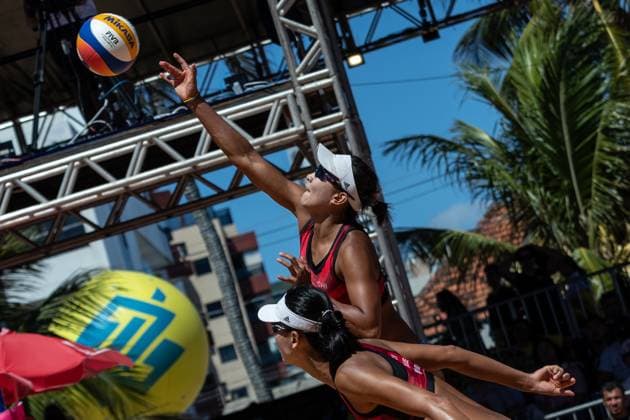 (231126) -- JOAO PESSOA, Nov. 26, 2023 -- Xue Chen Xia Xinyi (top) of China compete during the women s semifinal match between Xue Chen Xia Xinyi of China and Ana Patricia Duda of Brazil at the World Beach volleyball, Beachvolleyball Pro Tour 2023 in Joao Pessoa, Brazil, Nov. 26, 2023. ) (SP)BRAZIL-JOAO PESSOA-BEACH VOLLEYBALL-WORLD PRO TOUR WangxTiancong 
