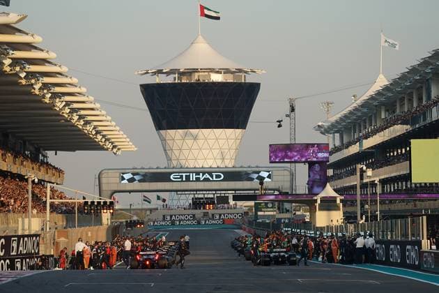 26 11 2023, Yas Marina Circuit, Abu Dhabi, Formula 1 Etihad Airways Abu Dhabi Grand Prix 2023 , in the picture preparations for the start of the race, mechanics working on the cars Abu Dhabi Yas Marina Circuit United Arab Emirates  eu-images-506
