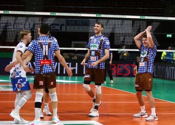 Herrsching celebrates point win He Volleyballl, Bundesliga 2023 24, WWK Volleys Herrsching vs SWD powervolleys Dueren, 26 11 23, Munich, BMW Park, Copyright: WolfgangxFehrmann