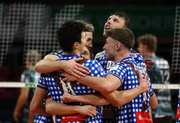 Herrsching happy about point win, He Volleyballl, Bundesliga 2023 24, WWK Volleys Herrsching vs SWD powervolleys Dueren, 26 11 23, Munich, BMW Park, Copyright: WolfgangxFehrmann