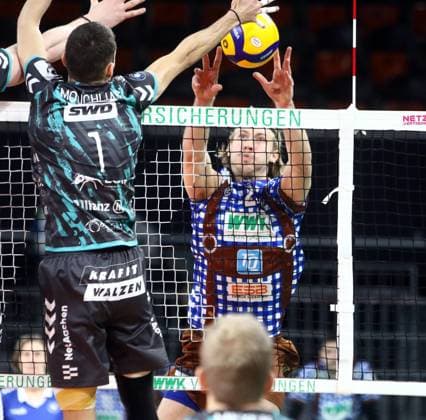 from left Dimitrios MOUCHLIAS Dueren , Daniel GRUVAEUS Herrsching , He Volleyballl, Bundesliga 2023 24, WWK Volleys Herrsching vs SWD powervolleys Dueren, 26 11 23, Munich, BMW Park, Copyright: WolfgangxFehrmann
