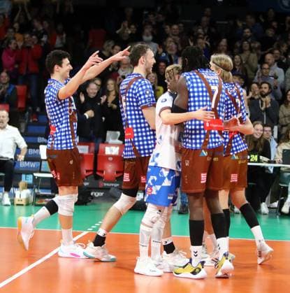 Herrschings joy after winning the first set He Volleyballl, Bundesliga 2023 24, WWK Volleys Herrsching vs SWD powervolleys Dueren, 26 11 23, Munich, BMW Park, Copyright: WolfgangxFehrmann