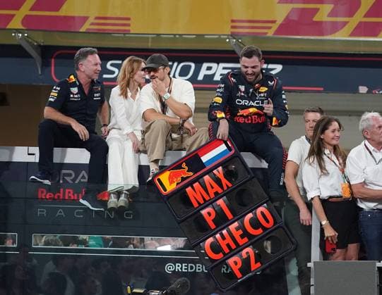 Bilder des Jahres 2023, Sport 11 November Sport Themen der Woche KW47 Sport Bilder des Tages 26.11.2023, Yas Marina Circuit, Abu Dhabi, Formula 1 Etihad Airways Abu Dhabi Grand Prix 2023 , im Bild Teamchef Christian Horner (Red Bull Racing) mit seiner Ehefrau Geri Halliwell und Schauspieler Orlando Bloom sitzen auf dem Dach des Red Bull Kommandostandes, ein Mewchaniker hält ein Board in der Hand mit dem Gesamtergebnis, Max Verstappen (NLD), Oracle Red Bull Racing ist auf Platz 1,Sergio Perez (MEX), Oracle Red Bull Racing ist auf Platz 2. Abu Dhabi Yas Marina Circuit Vereinigten Arabischen Emirate *** 26 11 2023, Yas Marina Circuit, Abu Dhabi, Formula 1 Etihad Airways Abu Dhabi Grand Prix 2023 , in the picture Team Principal Christian Horner Red Bull Racing with his wife Geri Halliwell and actor Orlando Bloom sit on the roof of the Red Bull command post, a mechanic holds a board with the overall result, Max Verstappen NLD , Oracle Red Bull Racing is in 1st place, Sergio Perez MEX , Oracle Red Bull Racing is in 2nd place Abu Dhabi Yas Marina Circuit United Arab Emirates  eu-images-506