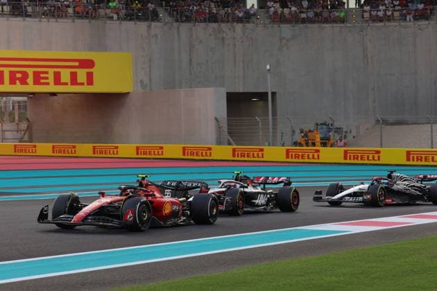 55 SAINZ Carlos (spa), Scuderia Ferrari SF-23, action during the 2023 Formula 1 Etihad Airways Abu Dhabi Grand Prix, 22th round of the 2023 Formula One World Championship, WM, Weltmeisterschaft from November 24 to 26, 2023 on the Yas Marina Circuit, in Abu Dhabi - F1 - ABU DHABI GRAND PRIX 2023 - RACE DPPI Panoramic  0Y2A9342