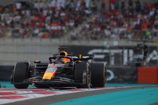 01 VERSTAPPEN Max (nld), Red Bull Racing RB19, action during the 2023 Formula 1 Etihad Airways Abu Dhabi Grand Prix, 22th round of the 2023 Formula One World Championship, WM, Weltmeisterschaft from November 24 to 26, 2023 on the Yas Marina Circuit, in Abu Dhabi - F1 - ABU DHABI GRAND PRIX 2023 - RACE DPPI Panoramic  0Y2A9646