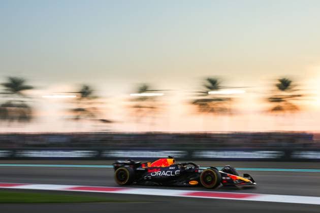01 VERSTAPPEN Max (nld), Red Bull Racing RB19, action during the 2023 Formula 1 Etihad Airways Abu Dhabi Grand Prix, 22th round of the 2023 Formula One World Championship, WM, Weltmeisterschaft from November 24 to 26, 2023 on the Yas Marina Circuit, in Abu Dhabi - F1 - ABU DHABI GRAND PRIX 2023 - RACE DPPI Panoramic  F12023GP23ABU_HZ_7257