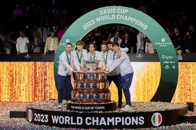 Bilder des Jahres 2023, Sport 11 November Sport Themen der Woche KW47 Tennis, Italien gewinnt Davis Cup Davis Cup Final - Italy v Australia Final MALAGA, SPAIN - NOVEMBER 26: (L-R) Filippo Volandri, Jannik Sinner, Lorenzo Musetti, Matteo Arnaldi, Lorenzo Sonego and Simone Bolelli of Italy lift the Davis Cup Trophy after their teams victory during the Davis Cup Final match against Australia at Palacio de Deportes Jose Maria Martin Carpena on November 26, 2023 in Malaga, Spain. (Photo by Francisco Macia Photo Players Images) Malaga Palacio de Deportes Jose Maria Martin Carpena Malaga Spain Copyright: xFranciscoxMaciax
