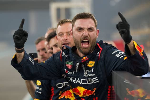 Sport Bilder des Tages November 26, 2023, Abu Dhabi, United Arab Emirates: Oracle Red Bull Racing mechanics celebrate Max Verstappen winning the Formula 1 Abu Dhabi Grand Prix at the Yas Marina Bay Circuit in the final race of the 2023 Formula 1 season. Abu Dhabi United Arab Emirates - ZUMAb177 20231126_aap_b177_009 Copyright: xTaidghxBarronx