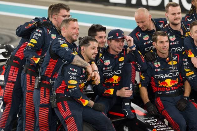 November 26, 2023, Abu Dhabi, United Arab Emirates: MAX VERSTAPPEN (NED) of Red Bull Racing 1 with his garage crew celebrates winning the Formula 1 Abu Dhabi Grand Prix at the Yas Marina Bay Circuit in the final race of the 2023 Formula 1 season. Abu Dhabi United Arab Emirates - ZUMAb177 20231126_aap_b177_018 Copyright: xTaidghxBarronx