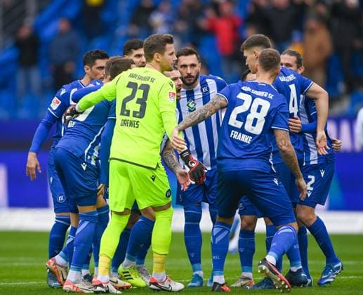 The players of Karlsruher SC form a circle before the match, in front Patrick Drewes Karlsruher SC, 23 , GER, Karlsruher SC vs 1 FC Nuernberg, Sport, Football, Men, 2 Bundesliga, Matchday 14, Season 2023 2024, 26 11 2023, DFL REGULATES PROHIBIT ANY USE OF PHOTOGRAPHS AS IMAGE SEQUENCES AND OR QUASI VIDEO GER, Karlsruher SC vs 1 FC Nuernberg, Sport, Football, Men, 2 Bundesliga, Matchday 14, Season 2023 2024, 26 11 2023, Karlsruhe Copyright: xEibner-Pressefoto SilasxSchuellex EP_SSR