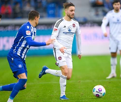 Lukas Schleimer 1 FC Nuernberg, 36 picks up speed with the ball, GER, Karlsruher SC vs 1 FC Nuernberg, Sport, Football, Men, 2 Bundesliga, Matchday 14, Season 2023 2024, 26 11 2023, DFL REGULATES PROHIBIT ANY USE OF PHOTOGRAPHS AS IMAGE SEQUENCES AND OR QUASI VIDEO GER, Karlsruher SC vs 1 FC Nuernberg, Sport, Football, Men, 2 Bundesliga, Matchday 14, Season 2023 2024, 26 11 2023, Karlsruhe Copyright: xEibner-Pressefoto SilasxSchuellex EP_SSR
