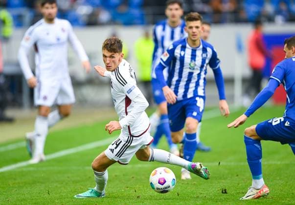 Benjamin Goller 1 FC Nuernberg, 14, Center passes the ball and picks up speed, GER, Karlsruher SC vs 1 FC Nuernberg, Sport, Football, Men, 2 Bundesliga, Matchday 14, Season 2023 2024, 26 11 2023, DFL REGULATES PROHIBIT ANY USE OF PHOTOGRAPHS AS IMAGE SEQUENCES AND OR QUASI VIDEO GER, Karlsruher SC vs 1 FC Nuernberg, Sport, Football, Men, 2 Bundesliga, Matchday 14, Season 2023 2024, 26 11 2023, Karlsruhe Copyright: xEibner-Pressefoto SilasxSchuellex EP_SSR