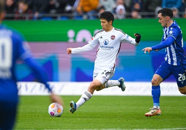 Kanji Okunuki 1 FC Nuernberg, 11 on the ball against Paul Nebel Karlsruher SC, 26 , GER, Karlsruher SC vs 1 FC Nuernberg, Sport, Soccer, Men, 2 Bundesliga, Matchday 14, Season 2023 2024, 26 11 2023, DFL REGULATES PROHIBIT ANY USE OF PHOTOGRAPHS AS IMAGE SEQUENCES AND OR QUASI VIDEO GER, Karlsruher SC vs 1 FC Nuernberg, Sport, Football, Men, 2 Bundesliga, Matchday 14, Season 2023 2024, 26 11 2023, Karlsruhe Copyright: xEibner-Pressefoto SilasxSchuellex EP_SSR