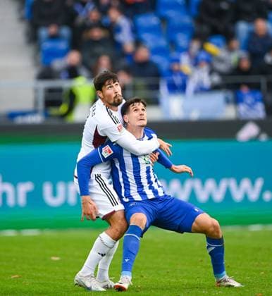 Igor Matanovic Karlsruher SC, 9, front and Ahmet Guerleyen 1 FC Nuernberg, 3 waiting for the ball, GER, Karlsruher SC vs 1 FC Nuernberg, Sport, Football, Men, 2 Bundesliga, Matchday 14, Season 2023 2024, 26 11 2023, DFL REGULATES PROHIBIT ANY USE OF PHOTOGRAPHS AS IMAGE SEQUENCES AND OR QUASI VIDEO GER, Karlsruher SC vs 1 FC Nuernberg, Sport, Football, Men, 2 Bundesliga, Matchday 14, Season 2023 2024, 26 11 2023, Karlsruhe Copyright: xEibner-Pressefoto SilasxSchuellex EP_SSR