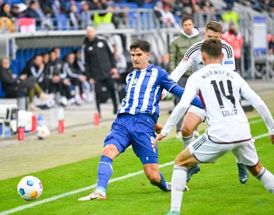 Igor Matanovic Karlsruher SC, 9 plays a pass on the sideline, GER, Karlsruher SC vs 1 FC Nuernberg, Sport, Soccer, Men, 2 Bundesliga, Matchday 14, Season 2023 2024, 26 11 2023, DFL REGULATES PROHIBIT ANY USE OF PHOTOGRAPHS AS IMAGE SEQUENCES AND OR QUASI VIDEO GER, Karlsruher SC vs 1 FC Nuernberg, Sport, Football, Men, 2 Bundesliga, Matchday 14, Season 2023 2024, 26 11 2023, Karlsruhe Copyright: xEibner-Pressefoto SilasxSchuellex EP_SSR