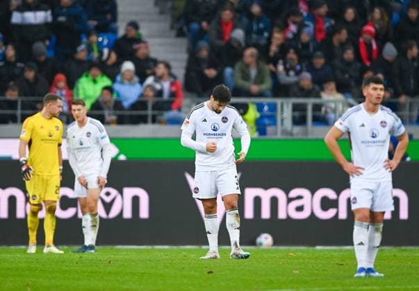 Ahmet Guerleyen 1 FC Nuernberg, 3, center is disappointed after conceding the third goal like his teammates and looks to the ground, GER, Karlsruher SC vs 1 FC Nuernberg, Sport, Fußball, Herren, 2 Bundesliga, 14 Spieltag, Spielzeit 2023 2024, 26 11 2023, DFL REGULATES PROHIBIT ANY USE OF PHOTOGRAPHS AS IMAGE SEQUENCES AND OR QUASI VIDEO GER, Karlsruher SC vs 1 FC Nuernberg, Sport, Football, Men, 2 Bundesliga, Matchday 14, Season 2023 2024, 26 11 2023, Karlsruhe Copyright: xEibner-Pressefoto SilasxSchuellex EP_SSR