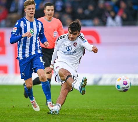 Can Uzun 1 FC Nuernberg, 42 pulls away from distance, left Dzenis Burnic Karlsruher SC, 15 , GER, Karlsruher SC vs 1 FC Nuernberg, Sport, Football, Men, 2 Bundesliga, Matchday 14, Season 2023 2024, 26 11 2023, DFL REGULATES PROHIBIT ANY USE OF PHOTOGRAPHS AS IMAGE SEQUENCES AND OR QUASI VIDEO GER, Karlsruher SC vs 1 FC Nuernberg, Sport, Football, Men, 2 Bundesliga, Matchday 14, Season 2023 2024, 26 11 2023, Karlsruhe Copyright: xEibner-Pressefoto SilasxSchuellex EP_SSR