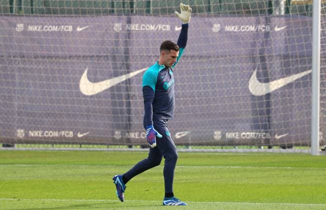 FC Barcelona, Barca Training Before The Champions League Match Against FC Porto Inaki Pena is training before the UEFA Champions League match against FC Porto in Barcelona, Spain, on November 27, 2023. Barcelona Barcelona Spain  Copyright: xUrbanandsportx originalFilename:urbanandsport-fcbarcel231127_npsTg.jpg