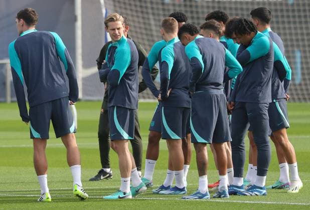 FC Barcelona, Barca Training Before The Champions League Match Against FC Porto Frenkie de Jong is participating in the training session before the UEFA Champions League match against FC Porto in Barcelona, Spain, on November 27, 2023. Barcelona Barcelona Spain  Copyright: xUrbanandsportx originalFilename:urbanandsport-fcbarcel231127_npVen.jpg