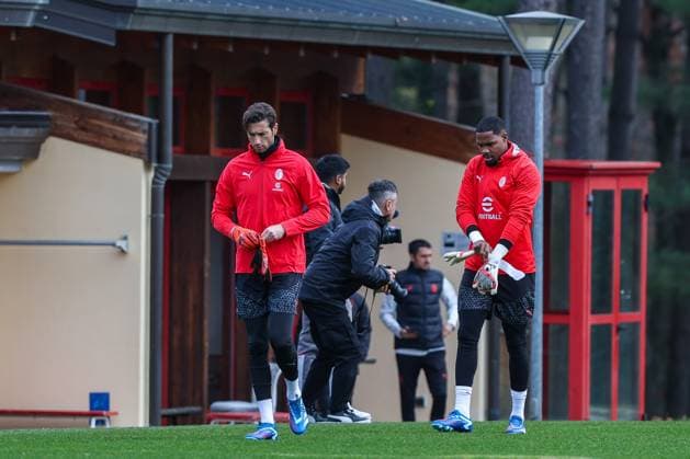 AC Milan MD 1 Training UEFA Champions League 2023 24 27 11 2023 Mike Maignan of AC Milan R and Antonio Mirante of AC Milan L seen during the AC Milan training session at Milanello Sports Center ahead of their UEFA Champions League 2023 24 Group Stage F match against Borussia Dortmund at Centro Sportivo Milanello, Carnago, Italy on November 27, 2023 Photo FCI Fabrizio Carabelli Copyright: xBEAUTIFULxSPORTS Carabellix