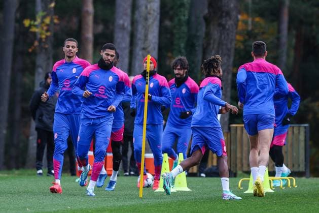 AC Milan MD 1 Training UEFA Champions League 2023 24 27 11 2023 Ruben Loftus Cheek of AC Milan warms up with his teammates during the AC Milan training session at Milanello Sports Center ahead of their UEFA Champions League 2023 24 Group Stage F match against Borussia Dortmund at Centro Sportivo Milanello, Carnago, Italy on November 27, 2023 Photo FCI Fabrizio Carabelli Copyright: xBEAUTIFULxSPORTS Carabellix