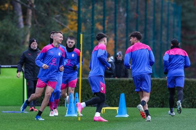 Francesco Camarda of AC Milan warms up with his teammates during the AC Milan training session at Milanello Sports Center ahead of their UEFA Champions League 2023 24 Group Stage F match against Borussia Dortmund at Centro Sportivo Milanello, Carnago, Italy on November 27, 2023  Copyright: xFabrizioxCarabelli IPAxSportx xix xx IPA_41893096 IPA_Agency_IPA41893096