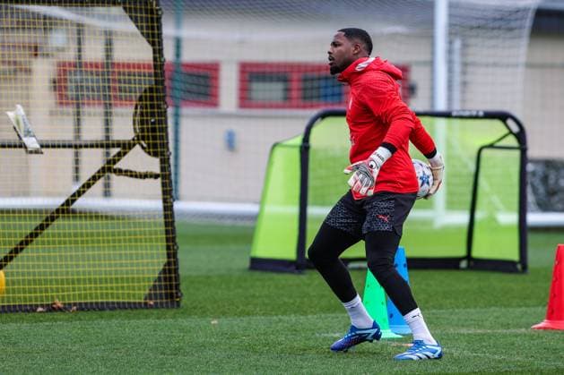 Mike Maignan of AC Milan warms up during the AC Milan training session at Milanello Sports Center ahead of their UEFA Champions League 2023 24 Group Stage F match against Borussia Dortmund at Centro Sportivo Milanello, Carnago, Italy on November 27, 2023  Copyright: xFabrizioxCarabelli IPAxSportx xix xx IPA_41893106 IPA_Agency_IPA41893106