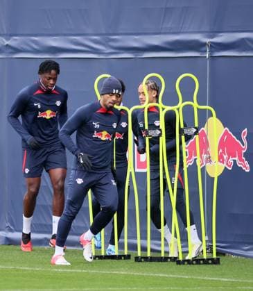 RB Leipzig training Champions League Leipzig, 27 11 2023, RB training center, UEFA Champions League , RB Leipzig final training the day before Manchester City vs RBL , In the picture from l El Chadaille Bitshiabu 5, RB Leipzig , Benjamin Henrichs 39, RB Leipzig and Xavi Simons RB Leipzig , Picture Point