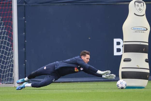 RB Leipzig training Champions League Leipzig, 27 11 2023, RB training center, UEFA Champions League , RB Leipzig final training the day before Manchester City vs RBL , In the picture goalkeeper Janis Blaswich 21, RB Leipzig , Picture Point