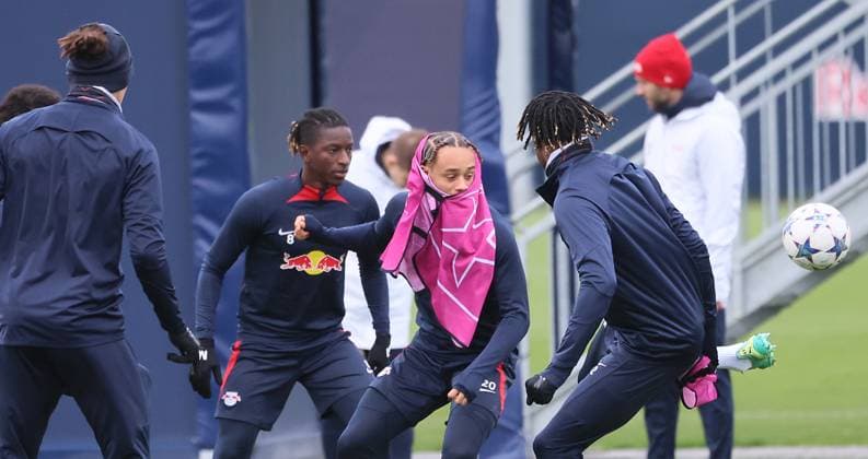 RB Leipzig training Champions League Leipzig, 27 11 2023, RB training center, UEFA Champions League , RB Leipzig final training the day before Manchester City vs RBL , In the picture Amadou Haidara 8, RB Leipzig , Xavi Simons RB Leipzig and Mohamed Simakan 2, RB Leipzig , Picture Point