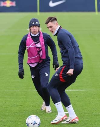 RB Leipzig training Champions League Leipzig, 27 11 2023, RB training center, UEFA Champions League , RB Leipzig final training the day before Manchester City vs RBL , In the picture Emil Forsberg 10, RB Leipzig and Benjamin Sesko 30, RB Leipzig , Picture Point