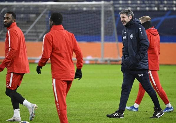Antwerp s head coach Mark van Bommel pictured during a training session of Belgian soccer team Royal Antwerp FC, on Monday 27 November 2023 in Hamburg, Germany. The team is preparing for tomorrow s game against Ukrainian club Shakhtar Donetsk, on day five of the Champions League group stage, in group H. TOM GOYVAERTS TomxGoyvaerts  x80934798x